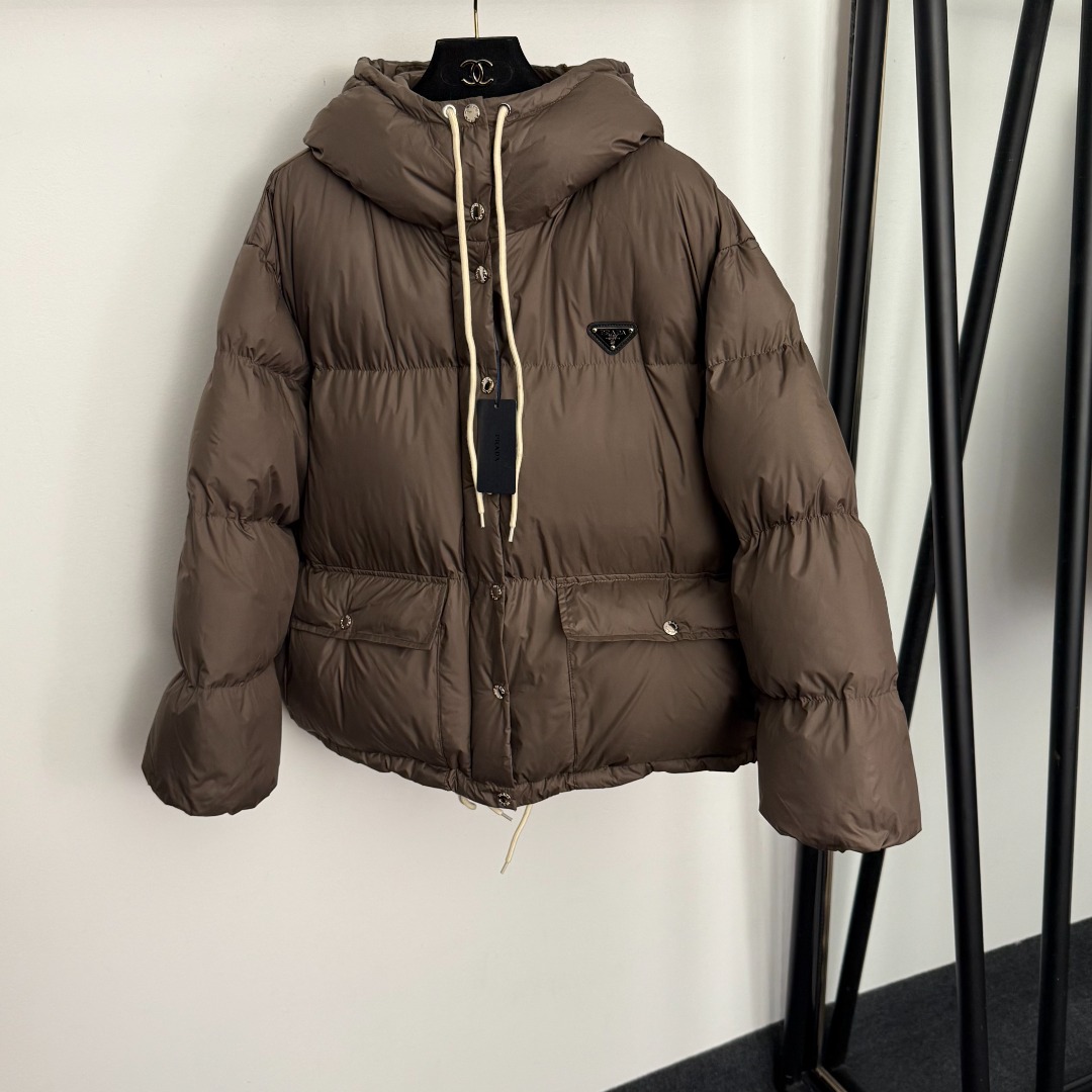 NO:943469,Model number 20257062 Prad* new logo triangle logo decorated long-sleeved hooded cotton jacket, apricot, coffee, black, SML, [M size shoulder width 54, chest 132, sleeve length 56, length 64; weight 0.760kg], Prada - clothing, prada, prada, jackets & coats, hats,19860909款号20257062 Prad*新款 logo三角标装饰长袖连帽棉服外套,杏色,咖色,黑色,SML,【M码肩宽54,胸围132,袖长56,长64；重量0.760kg】,普拉达-服装,prada,prada,jackets & coats,hats,,Women's clothing
