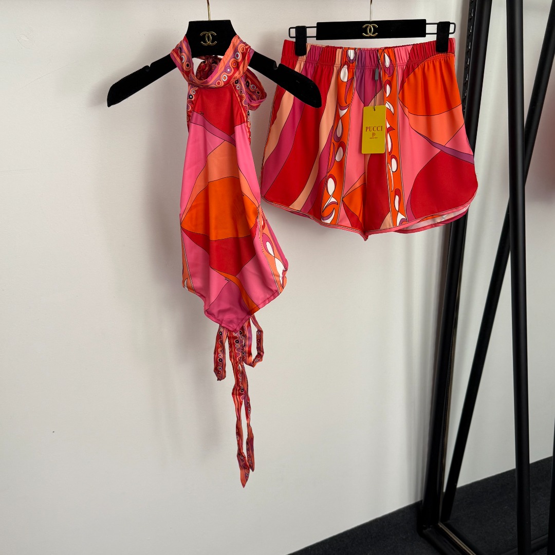 NO:779140,Model No. 20257529 Pucc* new set, color block printed halter neck halter top + shorts, red, S-XL, [M size shorts waist 66 stretch, length 37; weight 0.170kg], women's clothing, shorts,19860909款号20257529 Pucc*新款套装,拼色印花挂脖露背肚兜上衣+短裤,红色,S-XL,【M码短裤腰围66弹力,长37；重量0.170kg】,女装,shorts,,Women's clothing