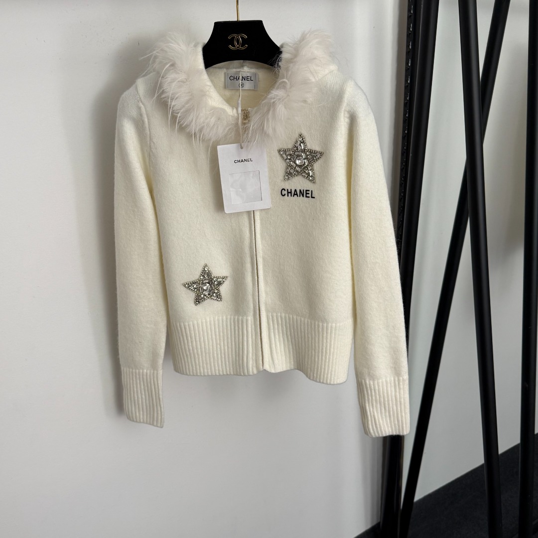 NO:637251,Model No. 20257963 Chane's latest model, diamond-encrusted five-pointed star logo letters, fur collared long-sleeved hooded sweater zipper jacket, white, yellow, pink, SML, [M size bust 88, sleeve length 61, length 54; weight 0.600kg], Chanel - clothing, chanel, chanel, jackets & coats, hats, alexander wang19860909款号20257963 Chane*新款 镶钻钉珠五角星logo字母 毛毛领边长袖连帽针织衫拉链外套,白色,黄色,粉色,SML,【M码胸围88,袖长61,长54；重量0.600kg】,香奈儿-服装,chanel,chanel,jackets & coats,hats,alexander wang,Women's clothing