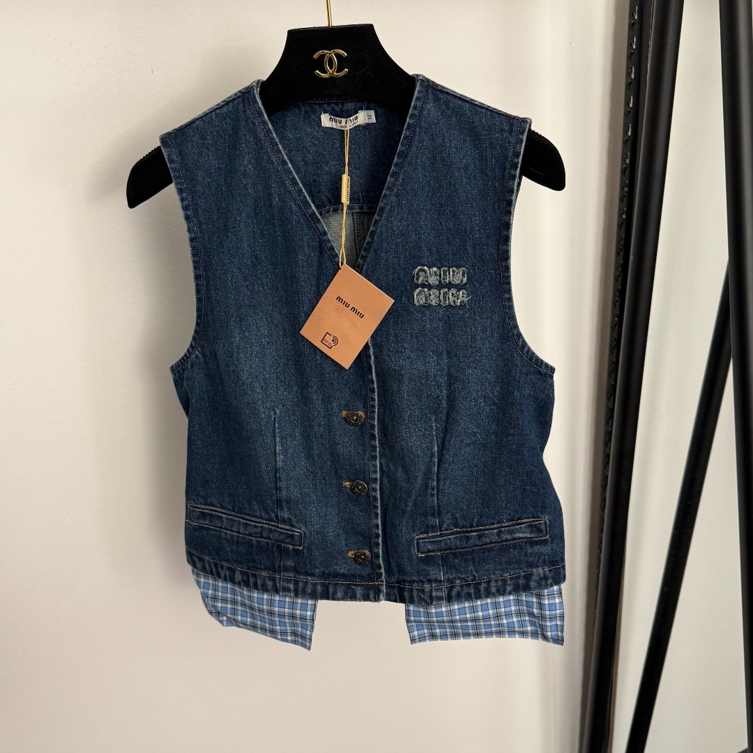 NO:933577,Model number 20258427 Miumi* new logo letter plaid hem V-neck denim vest sleeveless jacket, blue, SML, [M size bust 88, length 47; weight 0.365kg], Miumiu-clothing, miumiu, jackets & coats,19860909款号20258427 Miumi*新款 logo字母 格子拼接下摆 V领牛仔马甲无袖外套,蓝色,SML,【M码胸围88,长47；重量0.365kg】,缪缪-服装,miumiu,jackets & coats,,Women's clothing