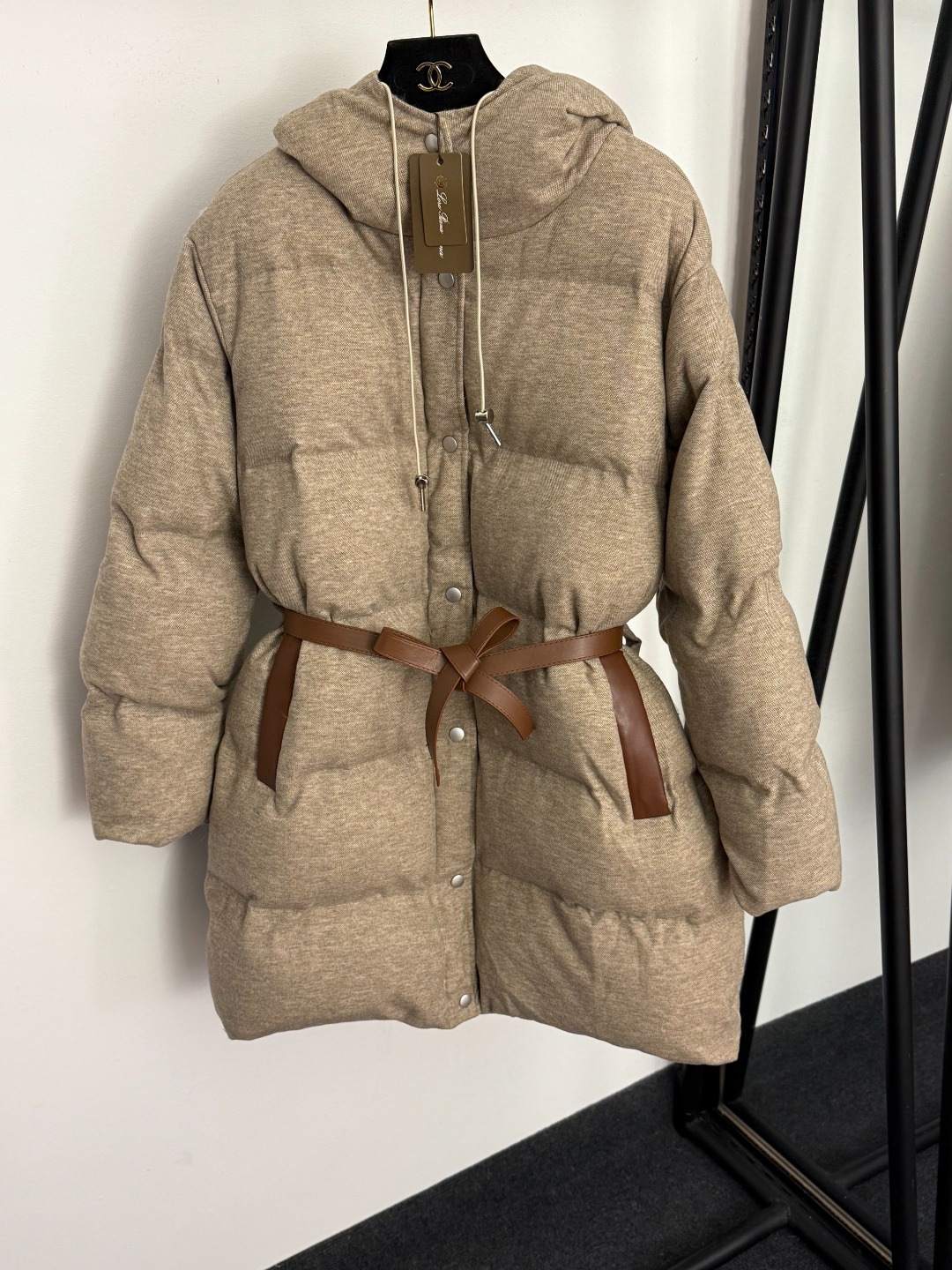 NO:933198,Model No. 20258962 Loro Piana*LP new style belted waist thickened warm mid-length long-sleeved hooded cotton jacket with belt, apricot, gray, SML, [M size shoulder width 50, bust 130, sleeve length 58, length 88; weight 1.520kg], women's clothing, loro piana, loro piana, jackets & coats, hats,19860909款号20258962 Loro Piana*LP新款 皮带收腰加厚保暖中长款长袖连帽棉服外套,配腰带,杏色,灰色,SML,【M码肩宽50,胸围130,袖长58,长88；重量1.520kg】,女装,loro piana,loro piana,jackets & coats,hats,,Women's clothing