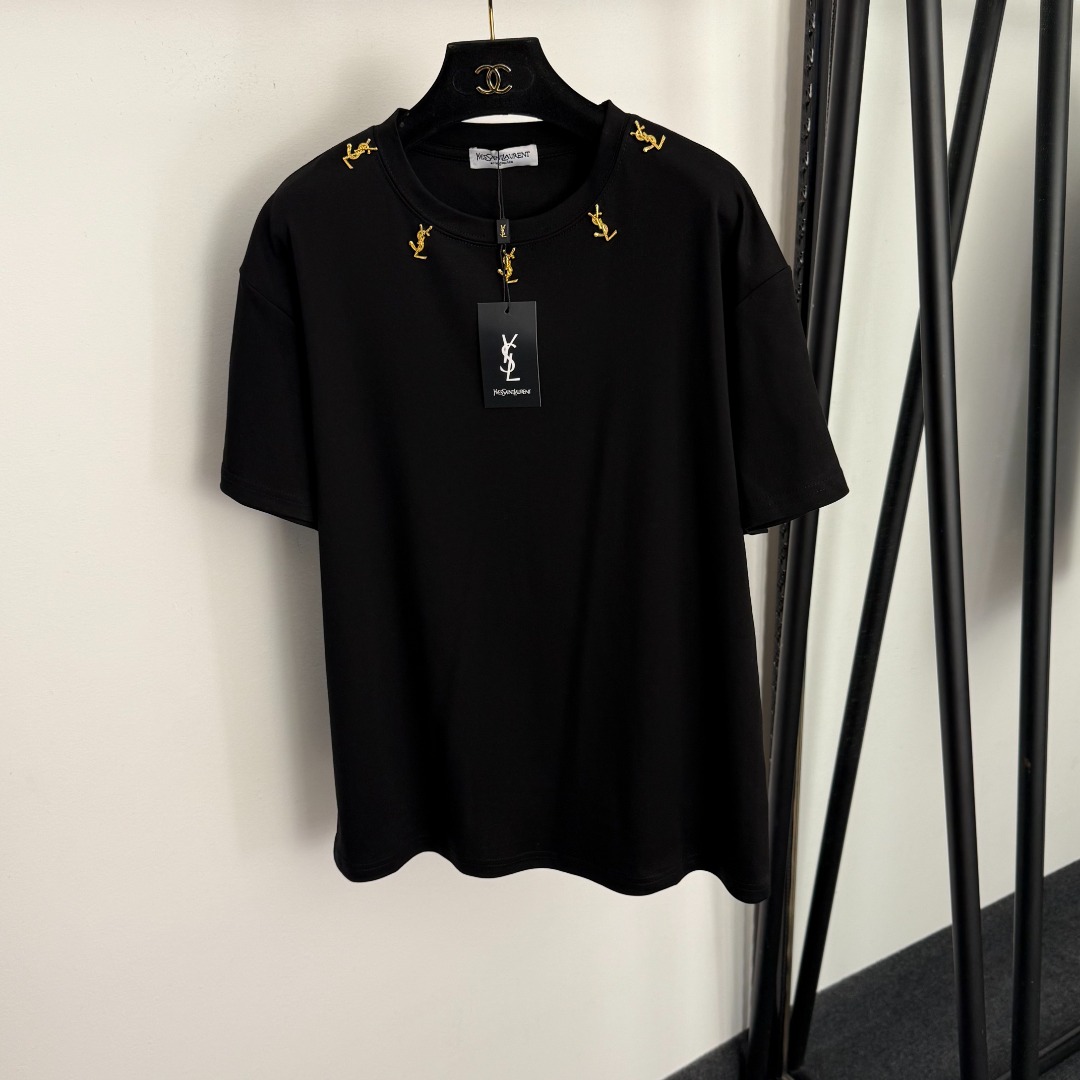 NO:858738,Model number 20258989 YSL* new logo letter metal decoration casual short-sleeved T-shirt, white, brown, black, [one size fits all shoulder width 52, chest 104, sleeve length 19, length 69; weight 0.235kg], Saint Laurent-clothing, saint laurent, saint laurent, T-shirt, tees, t-shirt,19860909款号20258989 YSL*新款 logo字母金属装饰休闲短袖T恤,白色,咖色,黑色,【均码肩宽52,胸围104,袖长19,长69；重量0.235kg】,圣罗兰-服装,saint laurent,saint laurent,T-shirt,tees，t-shirt,,Women's clothing
