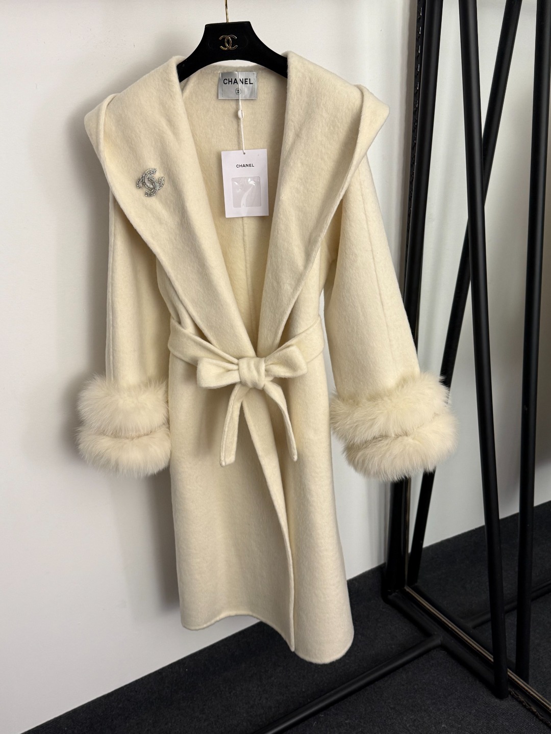 NO:661831,Model No. 20259003 Chane* new model with diamond brooch decoration, fox fur cuffs, long sleeves, hooded wool double-faced wool coat, with belt, apricot, gray, [one size fits all bust 116, sleeve length 72, length 113; weight 1.675kg], Chanel - clothing, chanel, chanel, jackets & coats, brooch, breastpin, hats,  19860909款号20259003 Chane*新款 镶钻胸针装饰 狐狸毛袖口长袖连帽羊毛双面呢大衣外套,配腰带,杏色,灰色,【均码胸围116,袖长72,长113；重量1.675kg】,香奈儿-服装,chanel,chanel,jackets & coats,brooch，breastpin,hats, ,Women's clothing