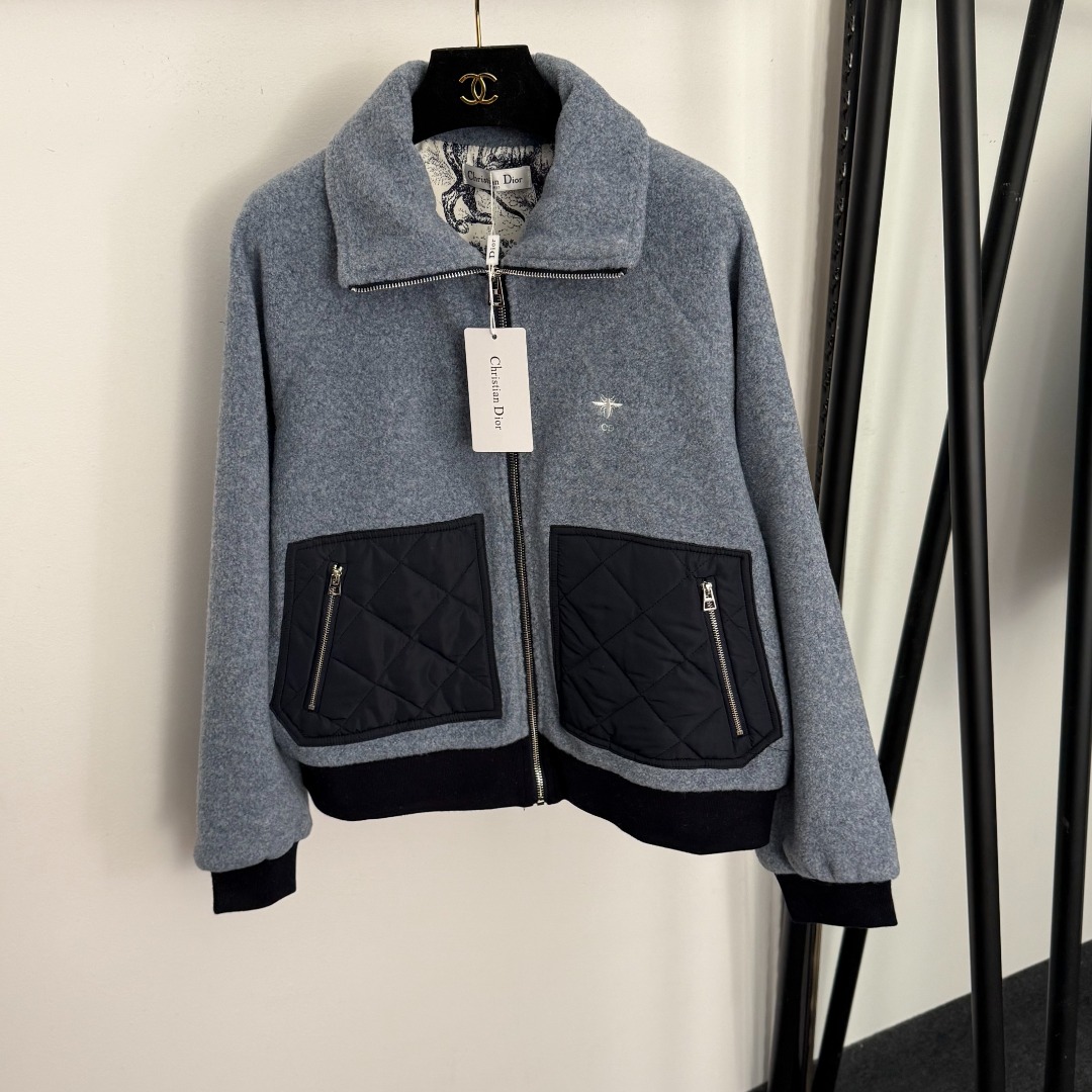 NO:661860,Model No. 20259014 Dio* new CD bee embroidery, high-end forest animal print lining, rhombus color-blocked pocket lambswool lapel long-sleeved zipper jacket, brown, blue, SML, [M size bust 120, sleeve length 71, length 57; weight 0.760kgkg], Dior-clothing, dior, dior, jackets & coats,  19860909款号20259014 Dio*新款 CD小蜜蜂刺绣 高档森林动物印花里衬 菱格子拼色口袋羊羔毛翻领长袖拉链外套,咖色,蓝色,SML,【M码胸围120,袖长71,长57；重量0.760kgkg】,迪奥-服装,dior,dior,jackets & coats, ,Women's clothing