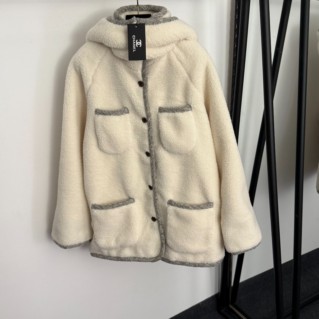 NO:661865,Model No. 20259015 Chane* new model, small fragrance logo embroidered letters on the back, tweed edged long-sleeved hooded teddy lamb wool mid-length jacket, black, off-white, SML, [M size bust 118, sleeve length 74, length 74; weight 1.295kg], Chanel - clothing, chanel, chanel, jackets & coats, hats,  19860909款号20259015 Chane*新款 后背小香logo刺绣字母 粗花呢包边长袖连帽泰迪羊羔毛中长款外套,黑色,米白色,SML,【M码胸围118,袖长74,长74；重量1.295kg】,香奈儿-服装,chanel,chanel,jackets & coats,hats, ,Women's clothing