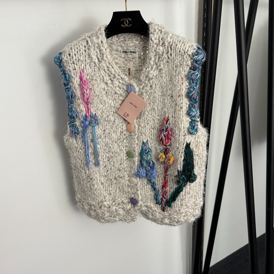 NO:676813,Model No. 20259145 Miumi* new style lazy temperament crocheted flower knitted vest jacket, white, [One size fits all bust 102, length 56; weight 0.590kg], Miumiu-clothing, miumiu, jackets & coats,19860909款号20259145 Miumi*新款 慵懒气质钩花朵针织马甲 外套,白色,【均码胸围102,长56；重量0.590kg】,缪缪-服装,miumiu,jackets & coats,,Women's clothing