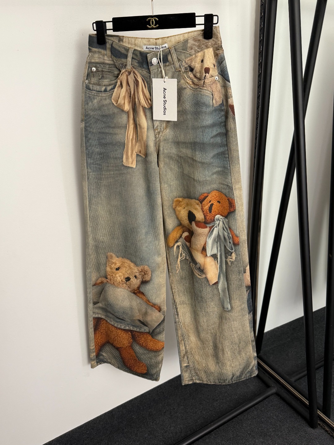 NO:822460,Model No. 20259199 Acne Studio latest model bear doll print retro distressed high-waisted wide-leg denim trousers, light blue, SML, [S size waist 66, length 111; weight 0.595kg], women's clothing, acne studios, dior,19860909款号20259199 Acne Studio*新款 小熊玩偶印花 复古做旧高腰阔腿牛仔长裤,浅蓝色,SML,【S码腰围66,长111；重量0.595kg】,女装,acne studios,dior,,Women's clothing