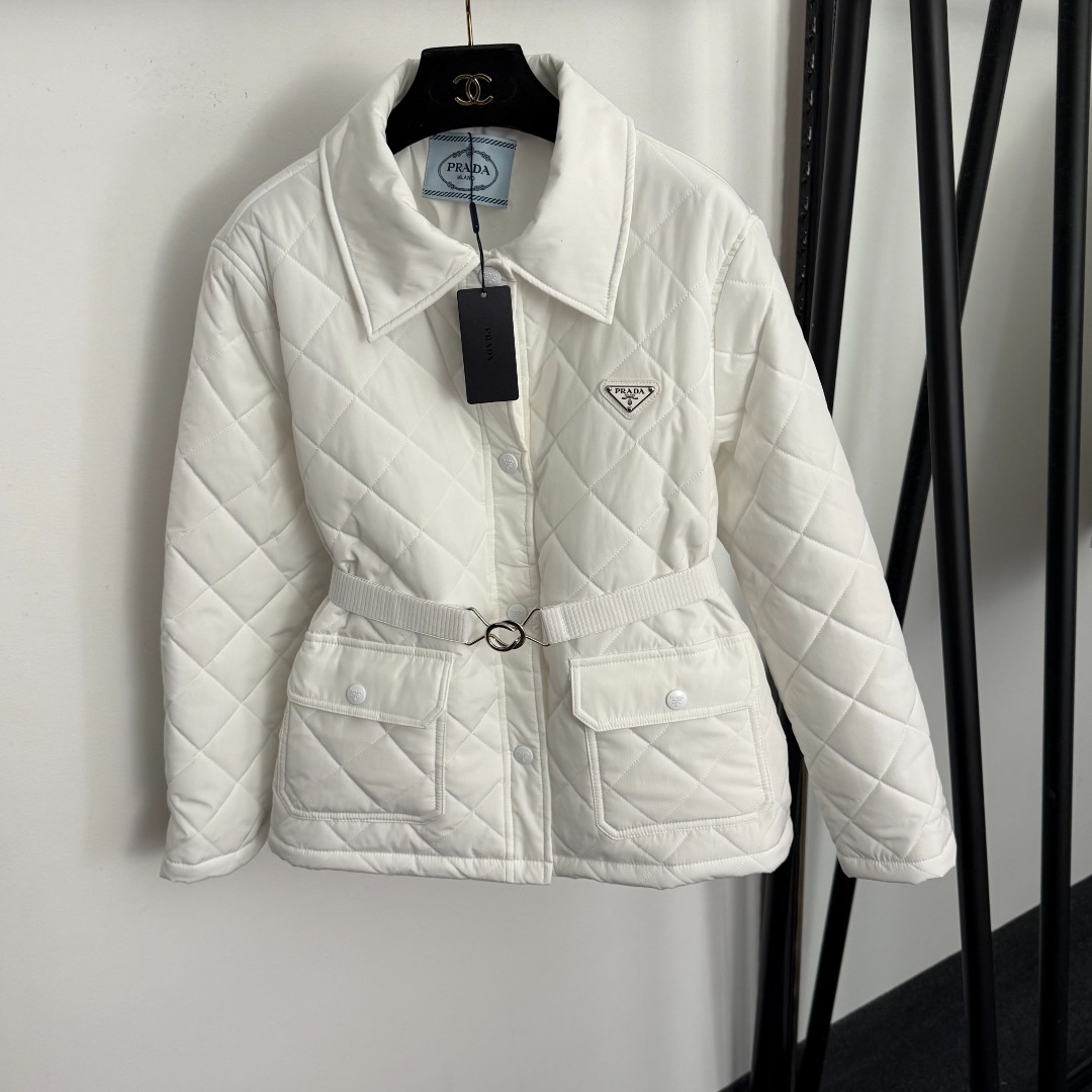 NO:677622,Model No. 20259316 Prad* new logo triangle logo rhombus embroidered lapel long-sleeved cotton jacket, with belt, white, black, SML, [M size shoulder width 44, chest 116, sleeve length 56, length 60; weight 0.520kg], Prada - clothing, prada, prada, jackets & coats,19860909款号20259316 Prad*新款 logo三角标菱格子刺绣翻领长袖棉服外套,配腰带,白色,黑色,SML,【M码肩宽44,胸围116,袖长56,长60；重量0.520kg】,普拉达-服装,prada,prada,jackets & coats,,Women's clothing