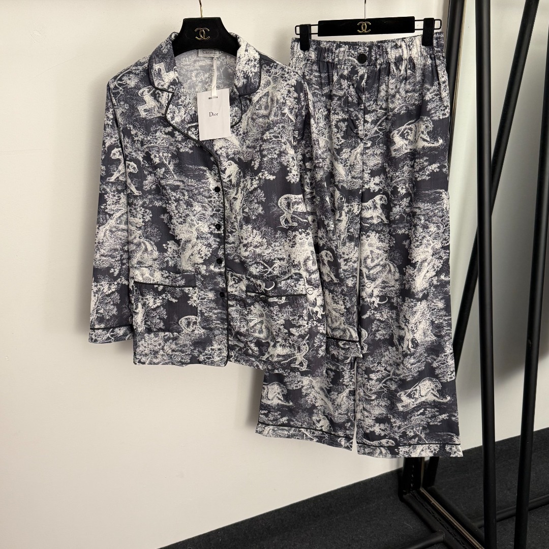 NO:677614,Model number 20259319 Dio* new home style casual suit, animal forest print long-sleeved shirt + high-waisted wide-leg trousers, SML, [M size shoulder width 41, bust 110, sleeve length 57, length 67; waist 66 elastic, length 104; weight 0.445kg], Dior-clothing, dior, dior,19860909款号20259319 Dio*新款家居风休闲套装,动物森林印花长袖衬衣+高腰阔腿长裤,SML,【M码肩宽41,胸围110,袖长57,长67；腰围66弹力,长104；重量0.445kg】,迪奥-服装,dior,dior,,Women's clothing