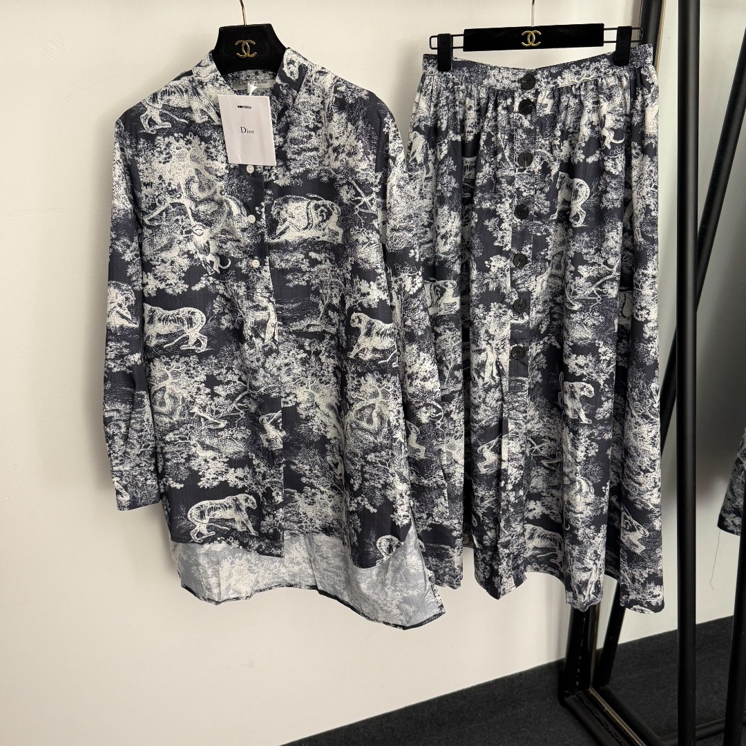 NO:677612,Model No. 20259320 Dio* new pure cotton suit, animal forest print, short front and back long stand-up collar long-sleeved shirt + single-breasted high-waisted long skirt, SML, [M size shoulder width 39, bust 112, sleeve length 59, length 73-85; waist 70, length 92; weight 0.525kg], Dior-clothing, dior, dior, skirts,19860909款号20259320 Dio*新款纯棉套装,动物森林印花 前短后长立领长袖衬衣+单排扣高腰长款半裙,SML,【M码肩宽39,胸围112,袖长59,长73-85；腰围70,长92；重量0.525kg】,迪奥-服装,dior,dior,skirts,,Women's clothing