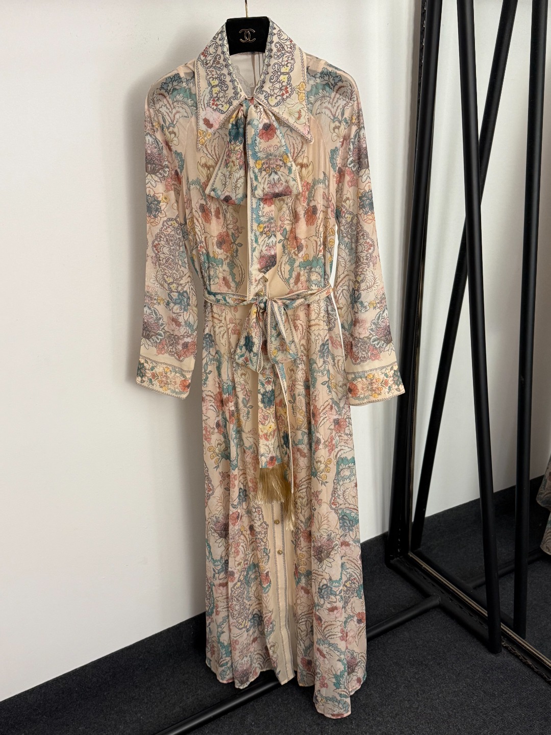 NO:941141,Model No. 20259334 Zimmermann's latest style, retro colorful flower print, tie waist, lapel long-sleeved shirt dress, long skirt, with suspender lining, apricot color, S-XL, [M size bust 94, length 105; bust 90, sleeve length 72, length 146; weight 0.525kg], Zimmermann - clothing, skirts, shirts,19860909款号20259334 Zimmermann*新款 复古彩色花朵印花 系带收腰翻领长袖衬衫连衣裙 长裙,配吊带里衬,杏色,S-XL,【M码胸围94,长105；胸围90,袖长72,长146；重量0.525kg】,兹默曼-服装,skirts,shirts,,Women's clothing