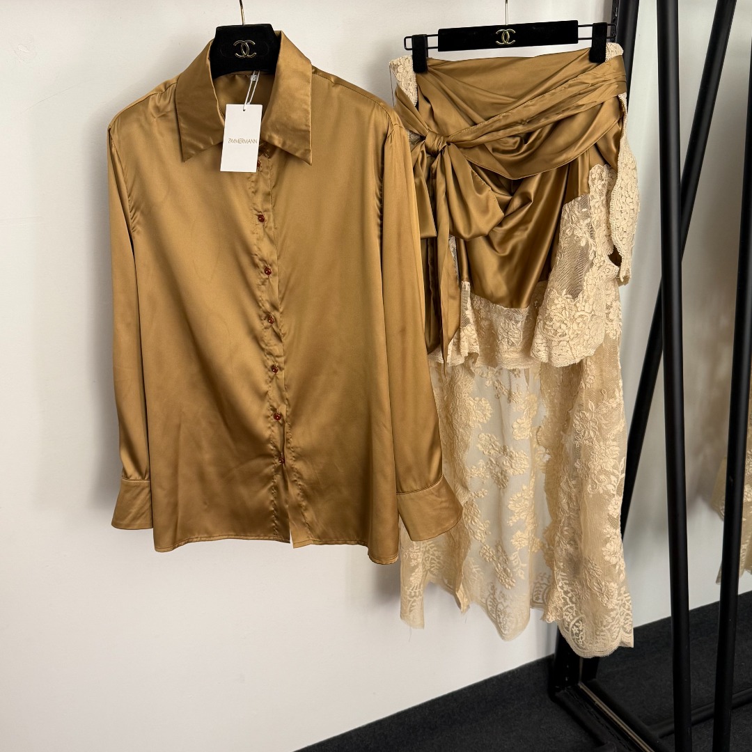 NO:873390,Model No. 20260258 Zimmermann's latest high-end silk suit, red button elegant long-sleeved shirt + lace-up waist fake two-piece lace splicing silk skirt, khaki, S-XL, [M size shoulder width 43, bust 114, sleeve length 58, length 69; waist 76, length 33-103; weight 0.620kg], Zimmermann - clothing, skirts, real silk,19860909款号20260258 Zimmermann*新款高档丝质套装,红色纽扣气质长袖衬衣+系带收腰假两件蕾丝拼接真丝半裙,卡其色,S-XL,【M码肩宽43,胸围114,袖长58,长69；腰围76,长33-103；重量0.620kg】,兹默曼-服装,skirts,real silk,,Women's clothing