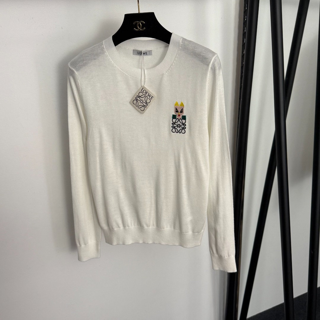 NO:702196,Model No. 20260308 Loew* new style cartoon avatar logo embroidered long-sleeved thin pullover sweater, white, brown, black, SML, [M size shoulder width 37, bust 86, sleeve length 57, length 57; weight 0.155kg], Loew-clothing, loewe, loewe,19860909款号20260308 Loew*新款 卡通头像logo刺绣长袖薄款套头针织衫,白色,咖色,黑色,SML,【M码肩宽37,胸围86,袖长57,长57；重量0.155kg】,罗意威-服装,loewe,loewe,,Women's clothing