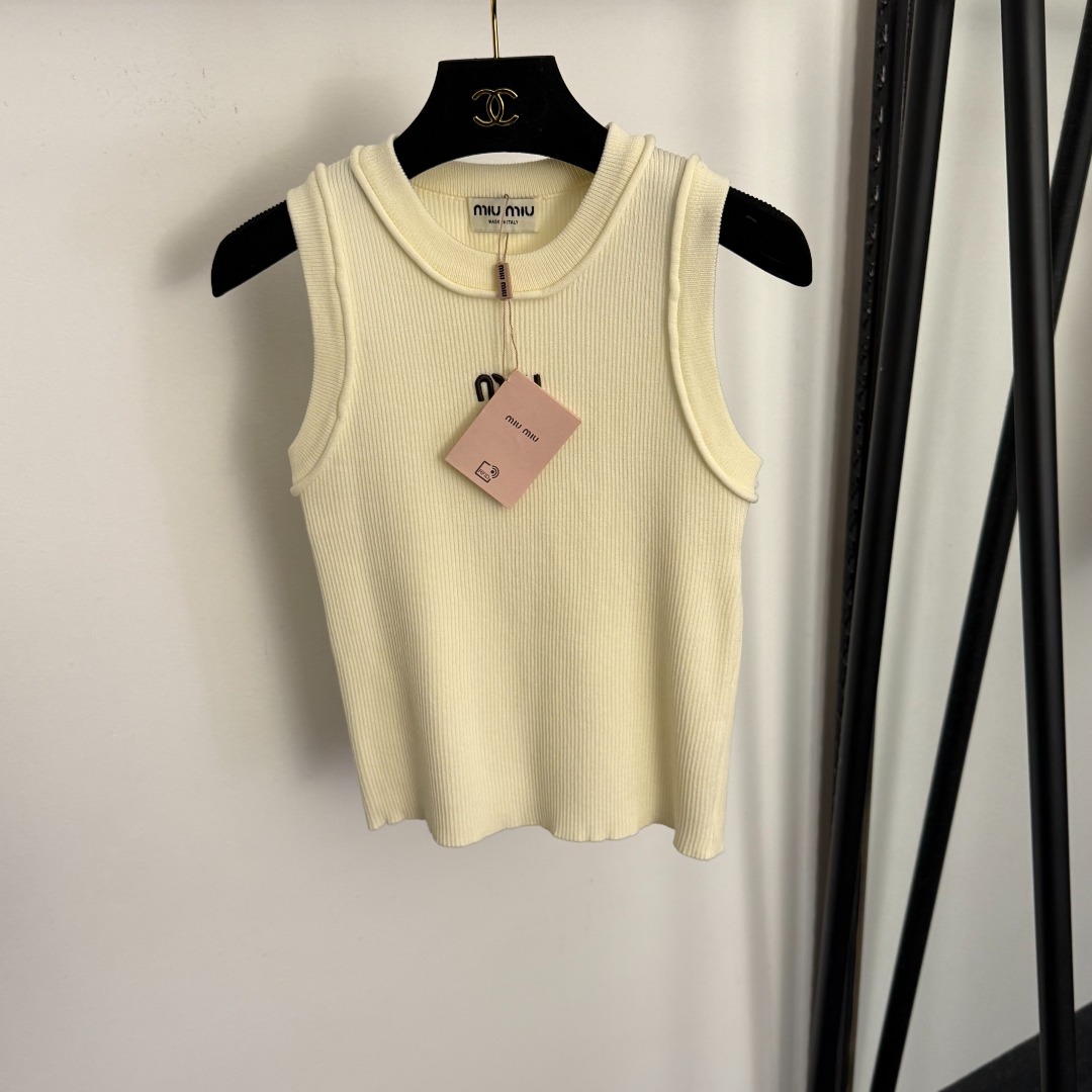 NO:702176,Model No. 20260311 Miumi* new style knitted vest with logo embroidered letters on the chest, off-white, dark khaki, dark brown, [one size fits all bust 70, length 49; weight 0.175kg], Miumi-clothing, miumiu,19860909款号20260311 Miumi*新款 胸前logo刺绣字母针织背心,米白色,深卡其色,深咖色,【均码胸围70,长49；重量0.175kg】,缪缪-服装,miumiu,,Women's clothing