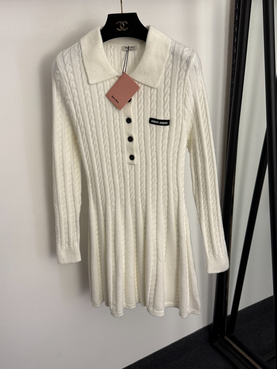 NO:702170,Model No. 20260313 Miumi* new collar label letter half-button twist strip lapel long-sleeved knitted dress, white, gray, 36 38 40, [38 size bust 72, sleeve length 61, length 83; weight 0.485kg], Miumi-clothing, miumiu, skirts,19860909款号20260313 Miumi*新款 领标字母 半开扣麻花条翻领长袖针织连衣裙,白色,灰色,36 38 40,【38码胸围72,袖长61,长83；重量0.485kg】,缪缪-服装,miumiu,skirts,,Women's clothing