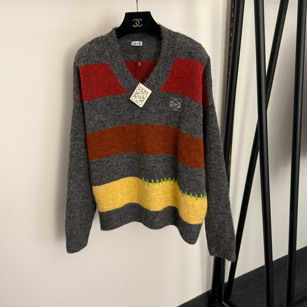 NO:702155,Model number 20260315 Loew* new logo embroidered color block striped V-neck long-sleeved wool blended sweater sweater, gray, dark blue, SML, [M size shoulder width 60, chest 122, sleeve length 51, length 60; weight 0.500kg], Loewe-clothing, loewe, loewe, sweaters,19860909款号20260315 Loew*新款 logo刺绣拼色条纹V领长袖羊毛混纺针织衫 毛衣,灰色,深蓝色,SML,【M码肩宽60,胸围122,袖长51,长60；重量0.500kg】,罗意威-服装,loewe,loewe,sweaters,,Women's clothing