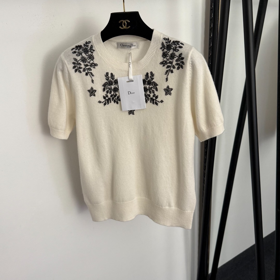 NO:702148,Model number 20260317 Dio* new heavy beaded flower short-sleeved wool sweater top, off-white, 36 38 40, [38 size bust 90, sleeve length 22, length 56; weight 0.185kg], Dior-clothing, dior, dior, T-shirt,19860909款号20260317 Dio*新款 重工钉珠花朵短袖羊毛针织衫 上衣,米白色,36 38 40,【38码胸围90,袖长22,长56；重量0.185kg】,迪奥-服装,dior,dior,T-shirt,,Women's clothing