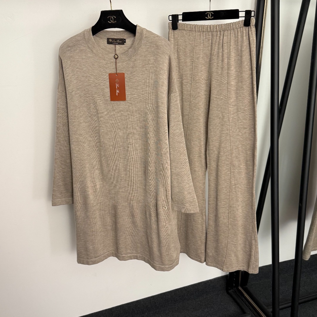 NO:702165,Model number 20260324 Loro Piana*LP new suit, metal hoop decoration, solid color long-sleeved sweater mid-length top + high-waisted knitted flared trousers, off-white, black, dark brown, gray, khaki, S-XL, [M size shoulder width 58, bust 120, sleeve length 43, length 85; waist 64 elastic, length 107; weight 0.660kg], women's clothing, loro  piana,loro piana,19860909款号20260324 Loro Piana*LP新款套装,金属圈圈装饰 纯色长袖针织衫中长款上衣+高腰针织喇叭长裤,米白色,黑色,深咖色,灰色,卡其色,S-XL,【M码肩宽58,胸围120,袖长43,长85；腰围64弹力,长107；重量0.660kg】,女装,loro piana,loro piana,,Women's clothing