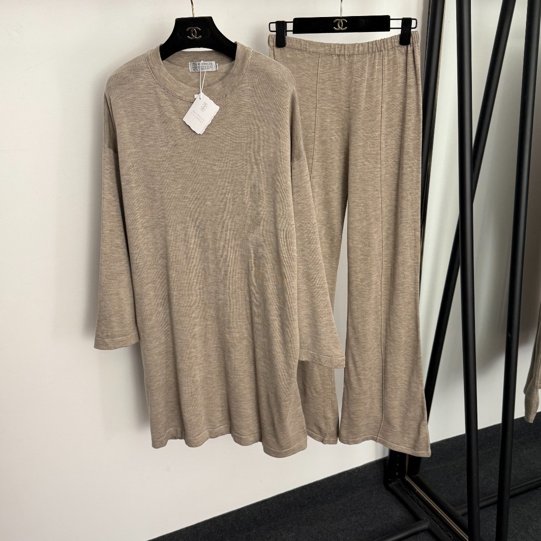 NO:702172,Model No. 20260325 Brunello Cucinell*BC new suit, bead chain decorated round neck solid color long-sleeved sweater mid-length top + high-waisted knitted flared trousers, off-white, black, dark brown, gray, khaki, S-XL, [M size shoulder width 58, bust 120, sleeve length 43, length 85; waist 64 elastic, length 107; weight 0.660kg], women's clothing, brunello  cucinelli,19860909款号20260325 Brunello Cucinell*BC新款套装,珠链装饰圆领纯色长袖针织衫中长款上衣+高腰针织喇叭长裤,米白色,黑色,深咖色,灰色,卡其色,S-XL,【M码肩宽58,胸围120,袖长43,长85；腰围64弹力,长107；重量0.660kg】,女装,brunello cucinelli,,Women's clothing