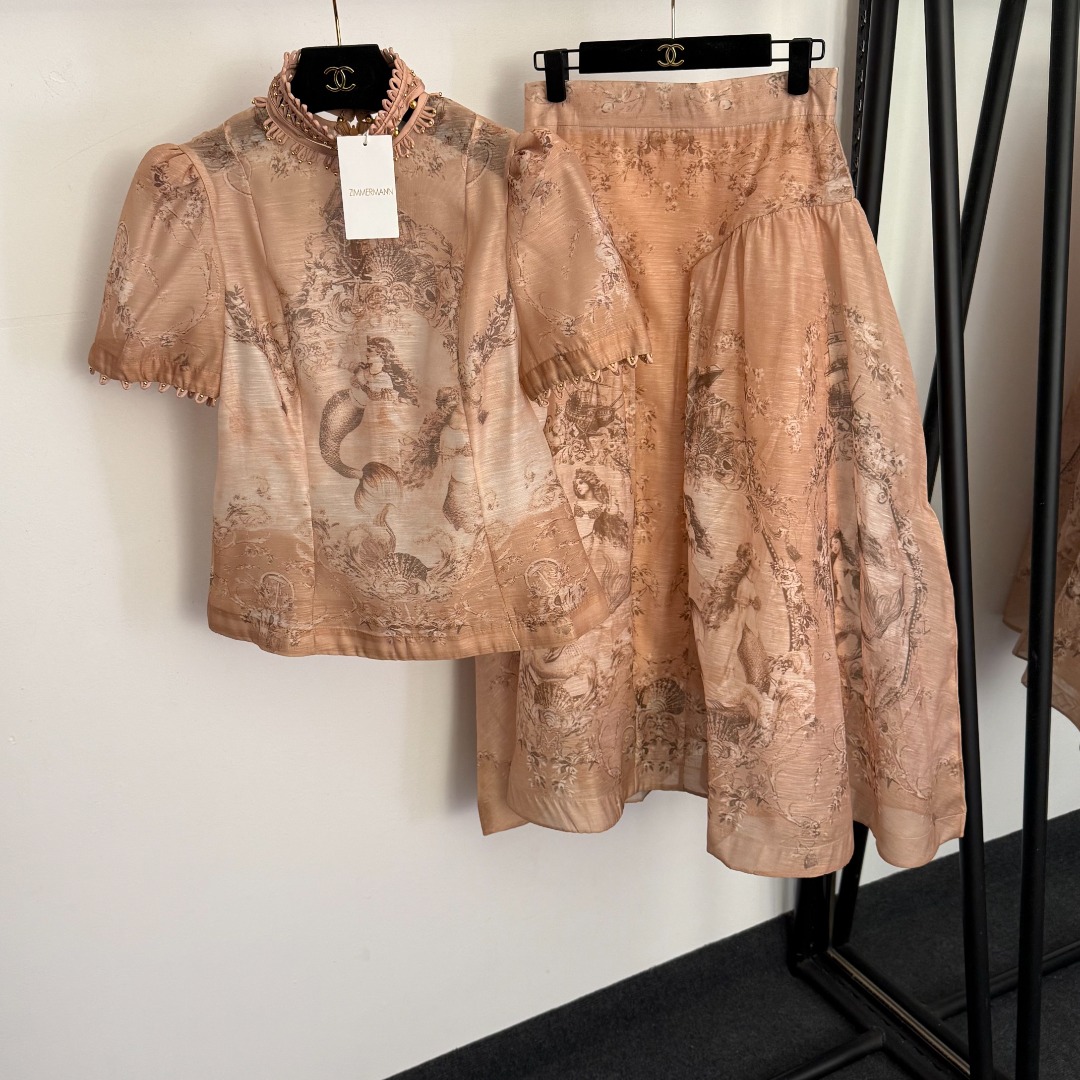 NO:829321,Model No. 20260634 Zimmermann's latest silk and linen suit, mermaid print, gold bead-embellished high-neck short-sleeved top + puffy slim skirt, pink, S-XL, [M size bust 88, sleeve length 24, length 55; waist 70, length 88; weight 0.395kg], Zimmermann-clothing, skirts, T-shirt,19860909款号20260634 Zimmermann*新款丝麻套装,美人鱼印花 金珠镶嵌高领短袖上衣+蓬蓬显瘦半裙,粉色,S-XL,【M码胸围88,袖长24,长55；腰围70,长88；重量0.395kg】,兹默曼-服装,skirts,T-shirt,,Women's clothing