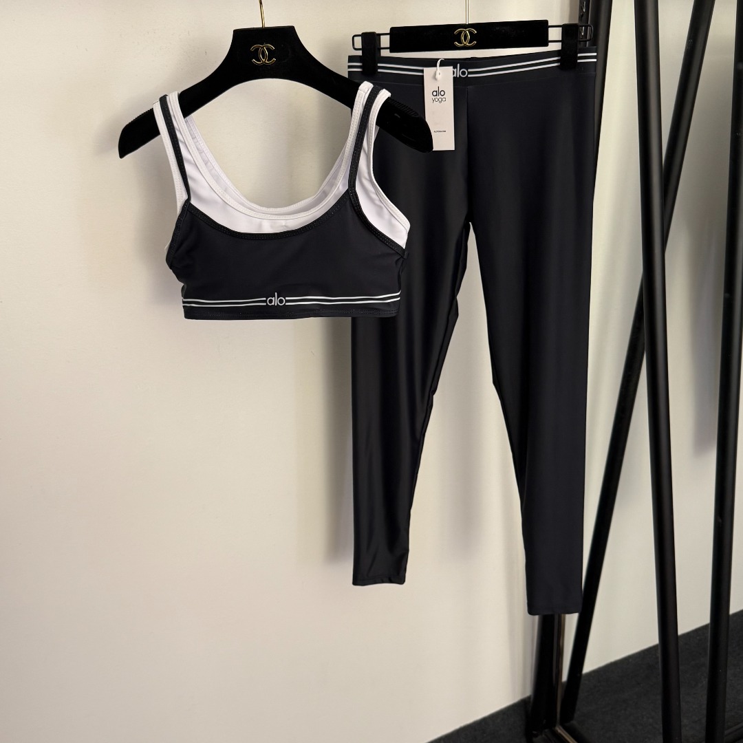 NO:782872,Model number 20260881 Alo* new yoga sports suit, fake two-piece camisole with chest pad and color matching + elastic slim leggings, black, green, S-XL, [M size bust 72, length 28; waist 64 stretch, length 83; weight 0.240kg], women's clothing,19860909款号20260881 Alo*新款瑜伽运动套装,带胸垫拼色拼接假两件吊带背心+弹力修身小脚打底裤,黑色,绿色,S-XL,【M码胸围72,长28；腰围64弹力,长83；重量0.240kg】,女装,,Women's clothing