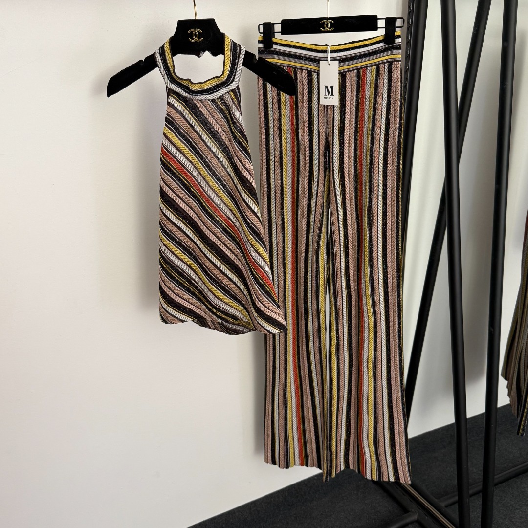 NO:886951,Model No. 20260962 Misson's latest knitted suit, bright silk blended colorful striped halterneck backless knitted vest + high-waisted knitted trousers, color, S-XL, [S size bust 72, length 47; waist 62 elastic, length 108; weight 0.515kg], women's clothing,19860909款号20260962 Misson*新款针织套装,亮丝混纺彩色条纹挂脖露背针织背心+高腰针织长裤,彩色,S-XL,【S码胸围72,长47；腰围62弹力,长108；重量0.515kg】,女装,,Women's clothing