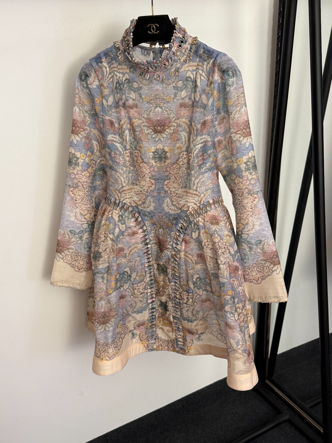 NO:941170,Model No. 20258990 Zimmermann's latest beaded bow, symmetrical flower print, stand-up collar, waisted puff skirt, long-sleeved dress, short skirt with suspender lining, blue, pink, apricot, S-XL, [S size bust 82, length 66; bust 84, waist 72, sleeve length 62, length 89; weight 0.385kg], Zimmermann - Clothing, skirts,19860909款号20258990 Zimmermann*新款 钉珠蝴蝶结 对称花朵印花立领收腰蓬蓬裙长袖连衣裙 短裙,配吊带里衬,蓝色,粉色,杏色,S-XL,【S码胸围82,长66；胸围84,腰围72,袖长62,长89；重量0.385kg】,兹默曼-服装,skirts,,Women's clothing