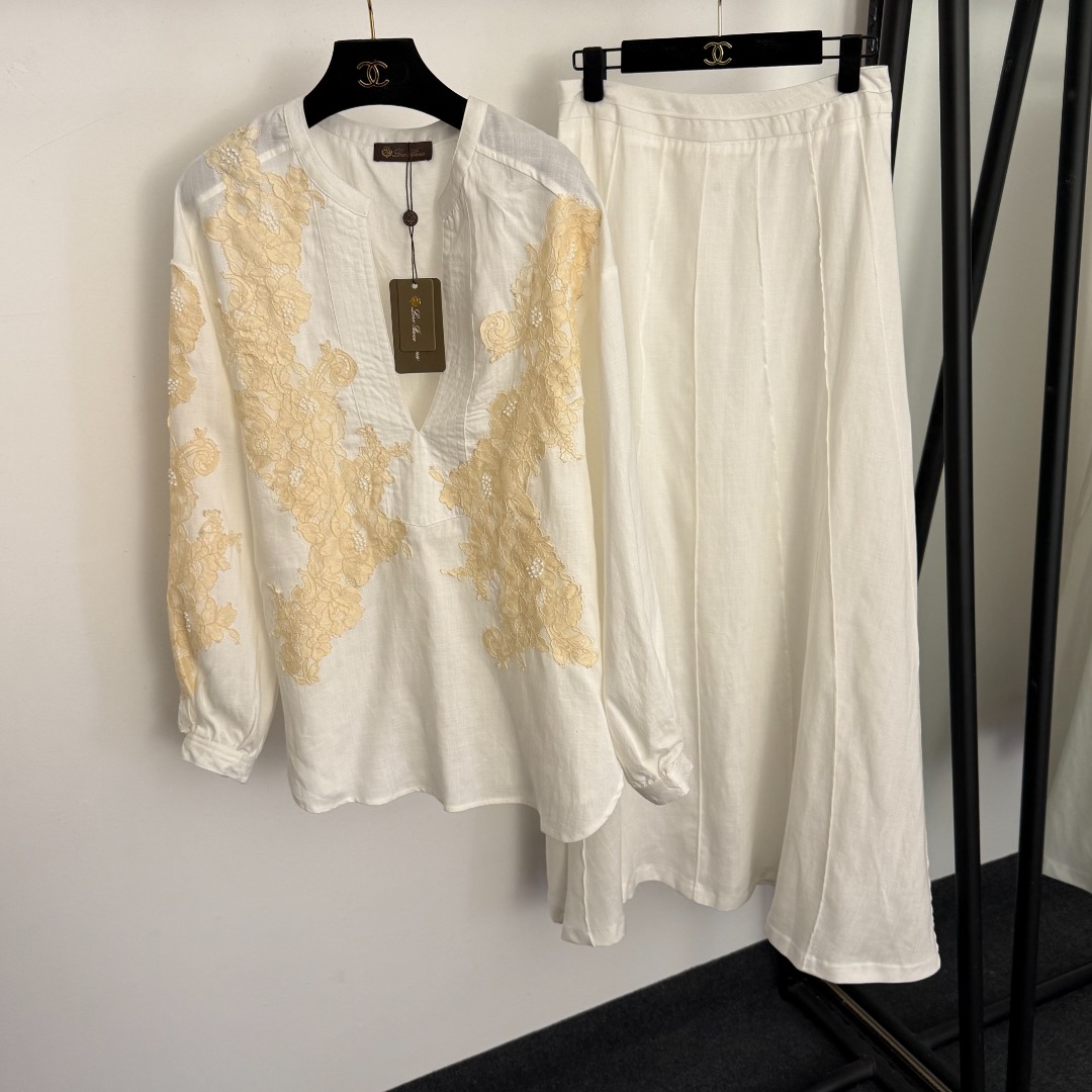 NO:922708,Model No. 20260993 Loro Piana*LP new linen suit, lace beading stitching V-neck long-sleeved pullover shirt top + high-waisted skirt, white, rose red, blue, brown, SML, [M size shoulder width 52, bust 112, sleeve length 54, length 71; waist 72, length 105; weight 0.745kg], women's clothing, loro piana, loro piana, skirts,19860909款号20260993 Loro Piana*LP新款亚麻套装,蕾丝钉珠拼接V领长袖套头衬衣上衣+高腰半裙,白色,玫红色,蓝色,咖啡色,SML,【M码肩宽52,胸围112,袖长54,长71；腰围72,长105；重量0.745kg】,女装,loro piana,loro piana,skirts,,Women's clothing