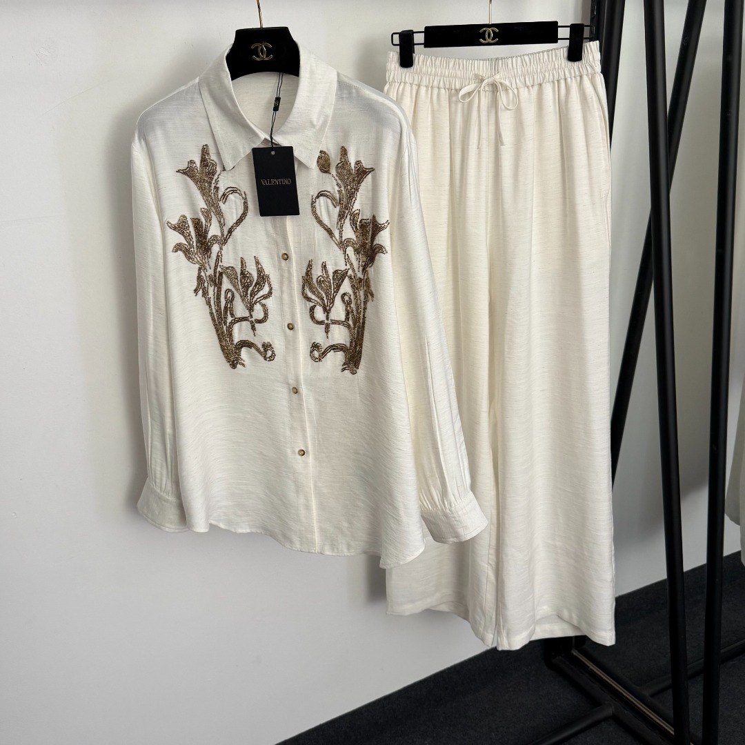 NO:822444,Model No. 20261002 Valentin* new linen suit, heavy beaded floral style long-sleeved shirt + elastic waist casual trousers, white, brown, dark blue, apricot, SML, [M size shoulder width 43, chest 120, sleeve length 61, length 73; waist 66 elastic, length 108; weight 0.610kg], Valentino-clothing, valentino, valentino,19860909款号20261002 Valentin*新款亚麻套装,重工钉珠花朵气质长袖衬衣+松紧腰休闲长裤,白色,咖色,深蓝色,杏色,SML,【M码肩宽43,胸围120,袖长61,长73；腰围66弹力,长108；重量0.610kg】,华伦天奴-服装,valentino,valentino,,Women's clothing