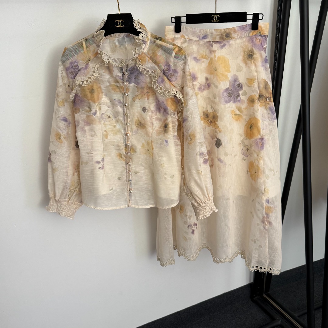 NO:858357,Style number 20261186 Zimmermann* new suit, hollow embroidery lace decoration  Colorblock flower print pearl button fungus collar lantern long-sleeved shirt + high-waisted mid-length skirt with suspender lining, apricot color, S-XL, [M size bust 96, length 37; bust 92, sleeve length 64, length 57; waist 72, length 92; weight 0.530kg], Zimmerman-clothing, skirts,19860909款号20261186 Zimmermann*新款套装,镂空刺绣花边装饰 拼色花朵印花珍珠纽扣木耳领灯笼长袖衬衣+高腰中长半裙,配吊带里衬,杏色,S-XL,【M码胸围96,长37；胸围92,袖长64,长57；腰围72,长92；重量0.530kg】,兹默曼-服装,skirts,,Women's clothing
