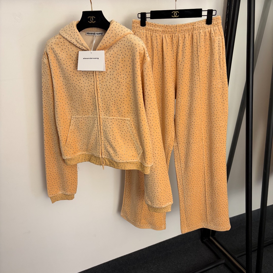 NO:822448,Model No. 20261285 Alexander* Wang's velvet sports suit, all-over rhinestone long-sleeved hooded zipper jacket + elastic waist casual wide-leg trousers, light orange, dark gray, SML, [L size shoulder width 48, chest 108, sleeve length 64, length 53; waist 72 elastic, length 102; weight 1.525kg], Alexander Wang-clothing, alexander wang, jackets & coats, hats,19860909款号20261285 Alexander*大王家丝绒运动套装,满身烫钻长袖连帽拉链外套+松紧腰休闲阔腿长裤,浅橘色,深灰色,SML,【L码肩宽48,胸围108,袖长64,长53；腰围72弹力,长102；重量1.525kg】,亚历山大王-服装,alexander wang,jackets & coats,hats,,Women's clothing