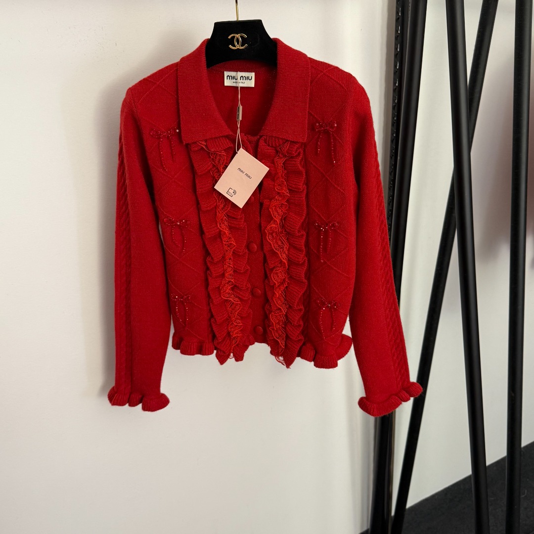 NO:779238,Model No. 20262244 Miumi* new style beaded bow fungus lapel long-sleeved knitted cardigan top, red, SML, [M size shoulder width 36, bust 96, sleeve length 57, length 48; weight 0.410kg], Miumi-clothing, miumiu,19860909款号20262244 Miumi*新款 钉珠蝴蝶结木耳边翻领长袖针织开衫上衣,红色,SML,【M码肩宽36,胸围96,袖长57,长48；重量0.410kg】,缪缪-服装,miumiu,,Women's clothing