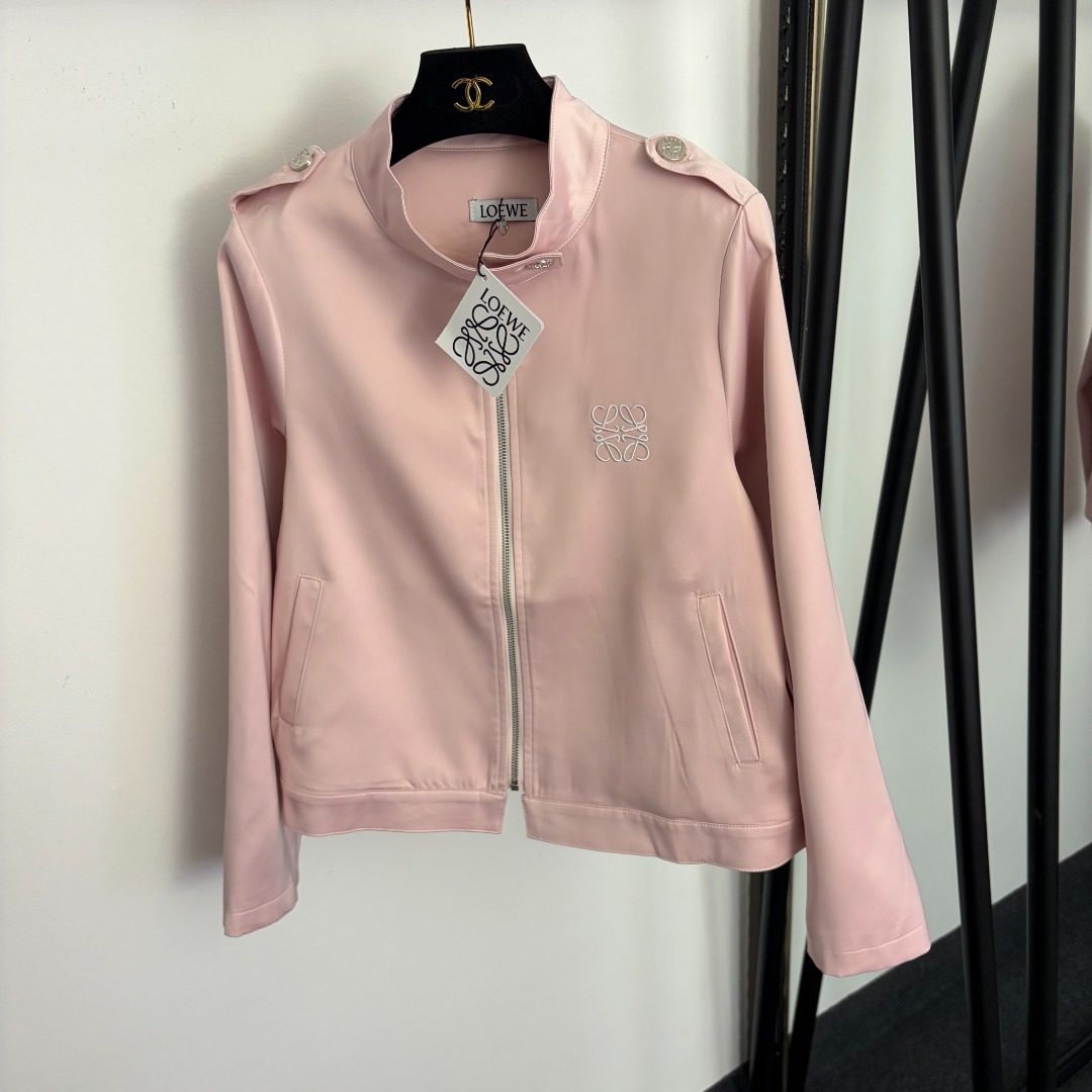 NO:943900,Model No. 20261426 Loew's latest logo satin embroidered stand collar long-sleeved zipper jacket, black, pink, white, SML, [M size shoulder width 38, chest 104, sleeve length 60, length 57; weight 0.470kg], Loew - clothing, loewe, loewe, jackets & coats, jackets & coats,19860909款号20261426 Loew*新款 logo缎面刺绣立领长袖拉链夹克外套,黑色,粉色,白色,SML,【M码肩宽38,胸围104,袖长60,长57；重量0.470kg】,罗意威-服装,loewe,loewe,jackets & coats,jackets & coats,,Women's clothing