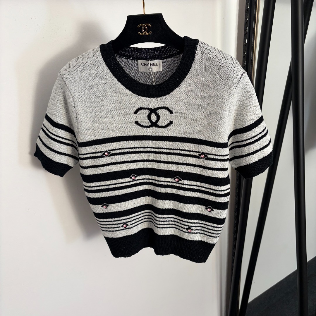 NO:755597,Model No. 20261582 Chane*new style Xiaoxiang logo pink diamond striped short-sleeved sweater top, white, [One size fits all shoulder width 37, bust 86, sleeve length 22, length 50; weight 0.290kg], Chanel-clothing, chanel, chanel, T-shirt,19860909款号20261582 Chane*新款 小香logo粉色钉钻条纹短袖针织衫 上衣,白色,【均码肩宽37,胸围86,袖长22,长50；重量0.290kg】,香奈儿-服装,chanel,chanel,T-shirt,,Women's clothing
