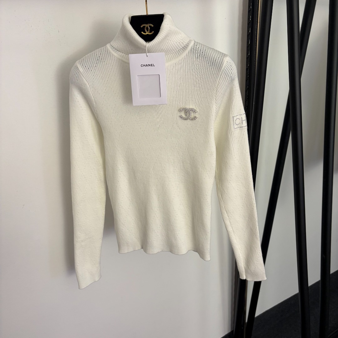 NO:779313,Model No. 20262288 Chane*new style Xiaoxiang logo brooch high-neck long-sleeved sweater top, white, black, [One size fits all bust 68, sleeve length 60, length 55; weight 0.280kg], Chanel-clothing, chanel, chanel, brooch, breastpin,19860909款号20262288 Chane*新款 小香logo胸针高领长袖针织衫上衣,白色,黑色,【均码胸围68,袖长60,长55；重量0.280kg】,香奈儿-服装,chanel,chanel,brooch，breastpin,,Women's clothing