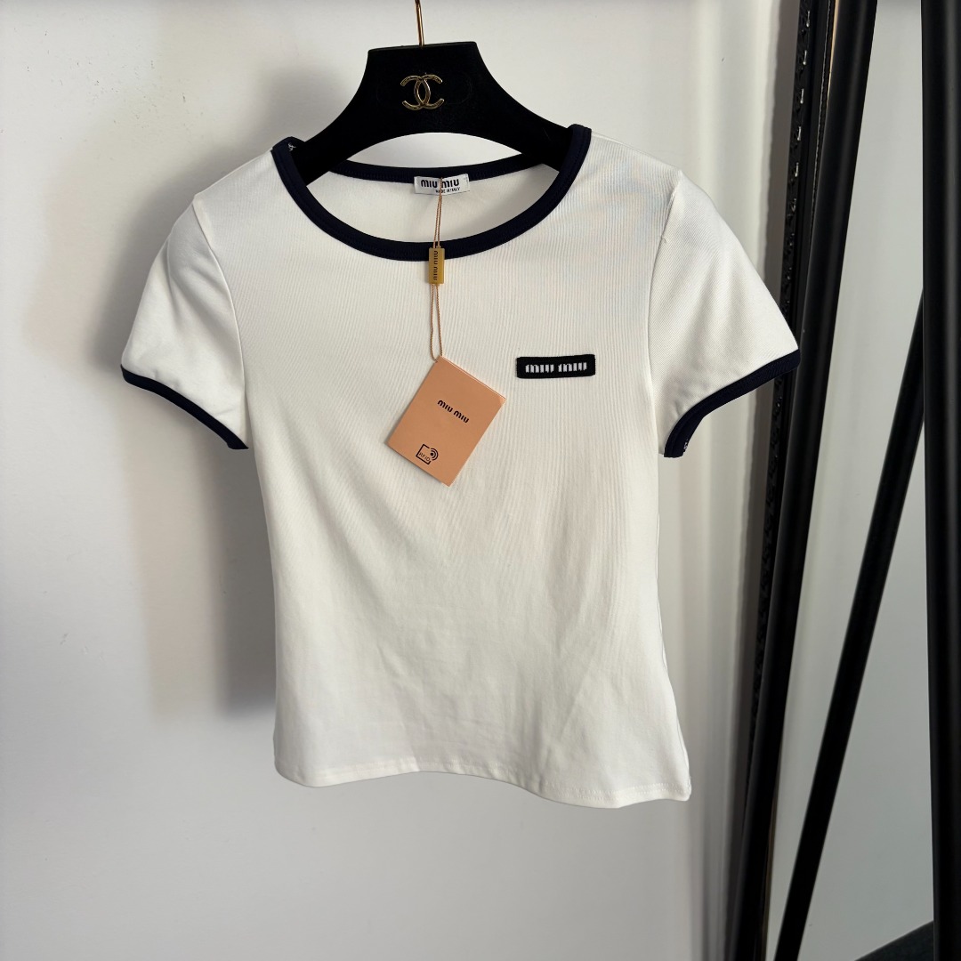 NO:755172,Model No. 20261551 Miumi* new style collar logo letter patch color block round neck pure cotton slim short-sleeved T-shirt top, white, navy blue, SML, [M size bust 78, sleeve length 14, length 50; weight 0.115kg], Miumiu-clothing, miumiu, T-shirt, tees, t-shirt,19860909款号20261551 Miumi*新款 领标logo字母贴布拼色圆领纯棉修身短袖T恤 上衣,白色,藏蓝色,SML,【M码胸围78,袖长14,长50；重量0.115kg】,缪缪-服装,miumiu,T-shirt,tees，t-shirt,,Women's clothing
