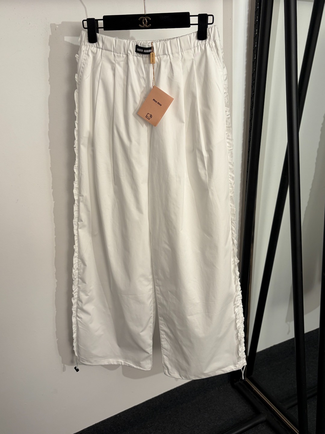 NO:755167,Model No. 20261554 Miumi* new style casual wide-leg trousers with side earrings, white, blue, SML, [M size waist 66 elastic, length 101; weight 0.340kg], Miumi-clothing, miumiu,19860909款号20261554 Miumi*新款 侧边木耳边拼接休闲阔腿长裤,白色,蓝色,SML,【M码腰围66弹力,长101；重量0.340kg】,缪缪-服装,miumiu,,Women's clothing