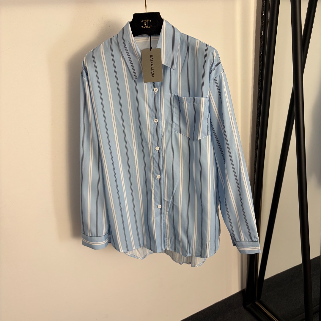 NO:822456,Model No. 20261561 Balenciag* new style striped long-sleeved shirt with logo letter printing on the back, blue, [One size fits all shoulder width 49, bust 118, sleeve length 57, length 73-80; weight 0.215kg], Balenciaga-clothing, balenciaga, balenciaga,19860909款号20261561 Balenciag*新款 后背logo字母印花条纹长袖衬衣,蓝色,【均码肩宽49,胸围118,袖长57,长73-80；重量0.215kg】,巴黎世家-服装,balenciaga,balenciaga,,Women's clothing