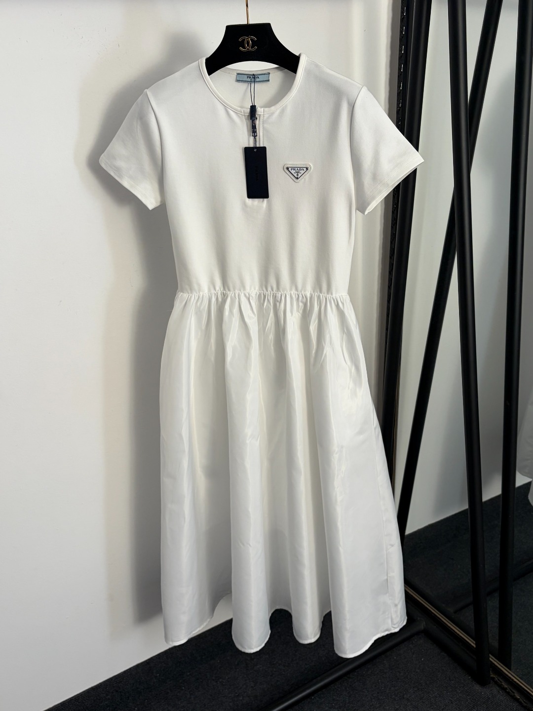 NO:755152,Model No. 20261563 Prad* new style half-zip waisted short-sleeved dress with triangle logo on the chest, white, black, SML, [M size bust 84, waist 68 stretch, sleeve length 15, length 117; weight 0.360kg], Prada - clothing, prada, prada, skirts, T-shirt,19860909款号20261563 Prad*新款 胸前logo三角标半拉链收腰短袖连衣裙,白色,黑色,SML,【M码胸围84,腰围68弹力,袖长15,长117；重量0.360kg】,普拉达-服装,prada,prada,skirts,T-shirt,,Women's clothing