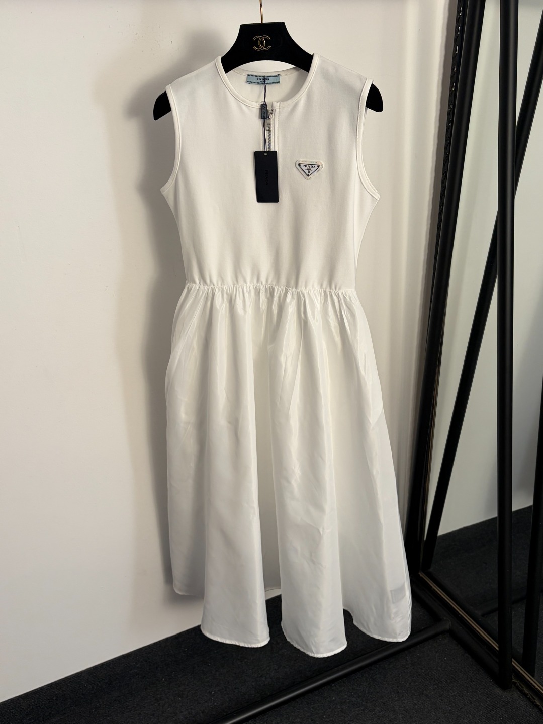 NO:755157,Model No. 20261564 Prad* new style half-zip waisted sleeveless tank top dress with logo triangle logo on the chest, white, black, SML, [M size bust 84, waist 68 elastic, length 117; weight 0.340kg], Prada-clothing, prada, prada, skirts,19860909款号20261564 Prad*新款 胸前logo三角标半拉链收腰无袖背心连衣裙,白色,黑色,SML,【M码胸围84,腰围68弹力,长117；重量0.340kg】,普拉达-服装,prada,prada,skirts,,Women's clothing