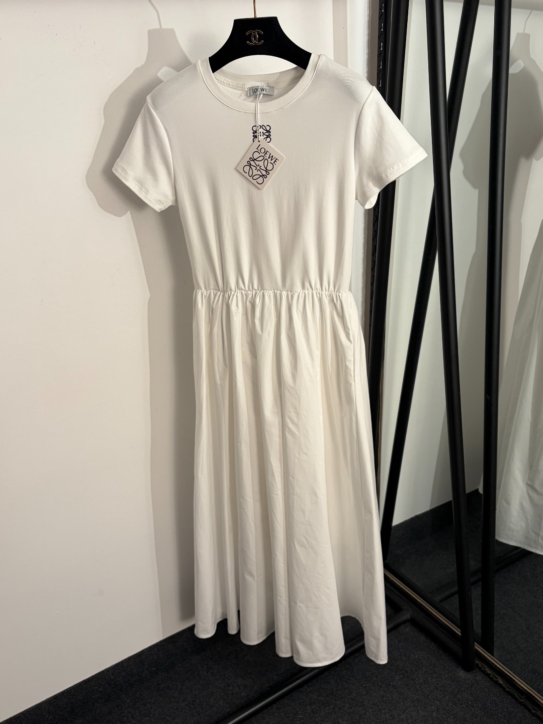 NO:755143,Model No. 20261570 Loew* new style waisted short-sleeved dress with logo embroidery on the chest, white, black, SML, [M size shoulder width 37, bust 82, waist 66 elastic, sleeve length 14, length 128; weight 0.460kg], Loew-clothing, loewe, loewe, skirts, T-shirt,19860909款号20261570 Loew*新款 胸前logo刺绣收腰短袖连衣裙,白色,黑色,SML,【M码肩宽37,胸围82,腰围66弹力,袖长14,长128；重量0.460kg】,罗意威-服装,loewe,loewe,skirts,T-shirt,,Women's clothing