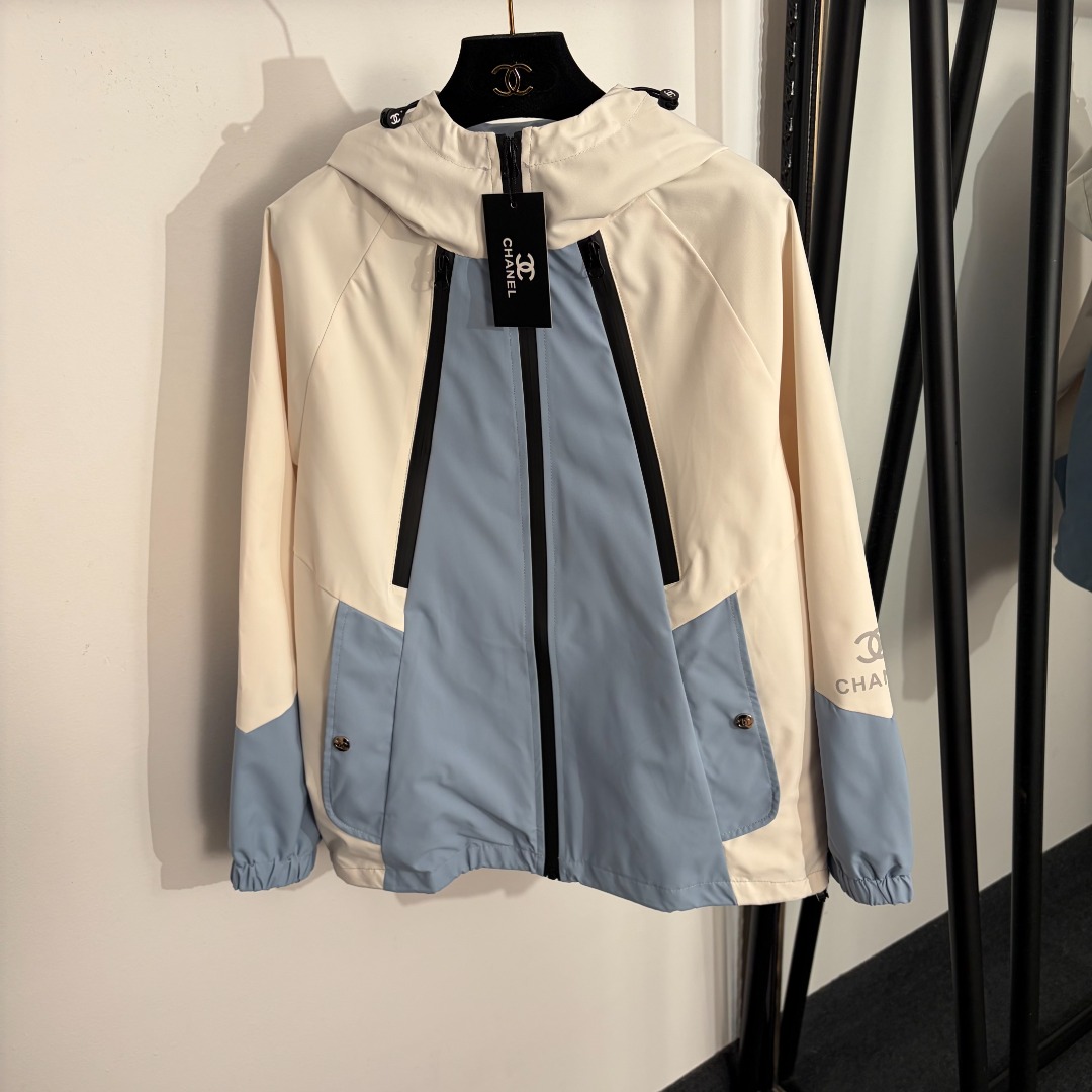 NO:755133,Model No. 20261575 Chane*new Xiaoxiang reflective logo printed color-blocked long-sleeved hooded trench coat, blue, SML, [M size bust 110, sleeve length 67, length 65; weight 0.470kg], Chanel - clothing, chanel, chanel, jackets & coats, hats,19860909款号20261575 Chane*新款 小香反光logo印花拼色长袖连帽冲锋衣风衣外套,蓝色,SML,【M码胸围110,袖长67,长65；重量0.470kg】,香奈儿-服装,chanel,chanel,jackets & coats,hats,,Women's clothing