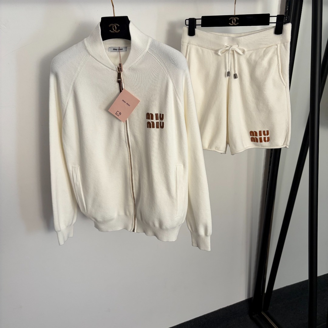 NO:779234,Model No. 20262242 Miumi* new suit, leather logo lettering long-sleeved knitted cardigan zipper jacket + shorts, white, SML, [L size bust 96, sleeve length 66, length 58; waist 66 elastic, length 38; weight 0.865kg], Miumiu-clothing, miumiu, shorts, jackets & coats,19860909款号20262242 Miumi*新款套装,皮标logo字母长袖针织开衫拉链外套+短裤,白色,SML,【L码胸围96,袖长66,长58；腰围66弹力,长38；重量0.865kg】,缪缪-服装,miumiu,shorts,jackets & coats,,Women's clothing