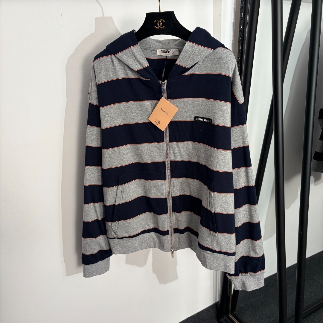 NO:755581,Model No. 20261659 Miumi*new style long-sleeved hooded zippered jacket with collar lettering and color-blocking stripes, blue, SML, [M size shoulder width 55, bust 132, sleeve length 62, length 64; weight 0.660kg], Miumiu-clothing, miumiu, jackets & coats, hats,19860909款号20261659 Miumi*新款 领标字母拼色条纹长袖连帽拉链外套,蓝色,SML,【M码肩宽55,胸围132,袖长62,长64；重量0.660kg】,缪缪-服装,miumiu,jackets & coats,hats,,Women's clothing