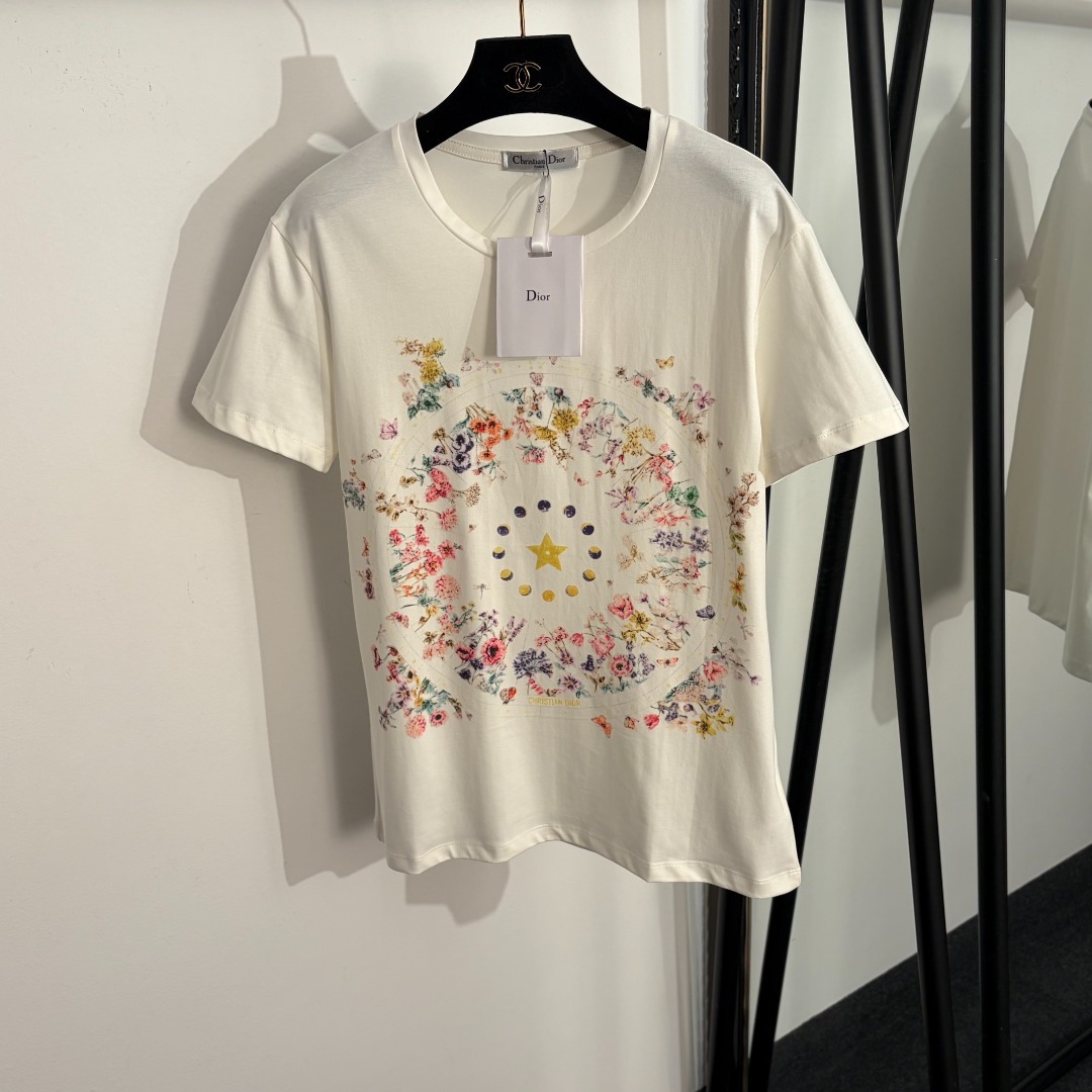 NO:755563,Model number 20261676 Dio* new color flower printed short-sleeved T-shirt, off-white, SML, [M size shoulder width 43, bust 98, sleeve length 16, length 66; weight 0.155kg], Dior-clothing, dior, dior, T-shirt, tees, t-shirt,19860909款号20261676 Dio*新款 彩色花朵印花短袖T恤,米白色,SML,【M码肩宽43,胸围98,袖长16,长66；重量0.155kg】,迪奥-服装,dior,dior,T-shirt,tees，t-shirt,,Women's clothing