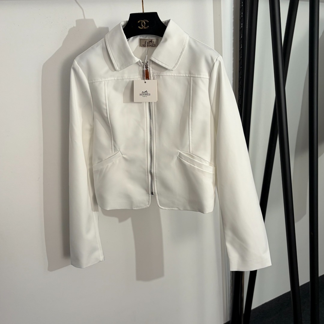 NO:755546,Model number 20261697 Herme's latest style simple commuter lapel long sleeve zipper waist slim jacket, white, black, SML, [M size shoulder width 40, chest 94, sleeve length 63, length 49; weight 0.365kg], Hermes - clothing, hermes, hermes, jackets & coats, jackets & coats,19860909款号20261697 Herme*新款 简约通勤翻领长袖拉链收腰修身夹克外套,白色,黑色,SML,【M码肩宽40,胸围94,袖长63,长49；重量0.365kg】,爱马仕-服装,hermes,hermes,jackets & coats,jackets & coats,,Women's clothing