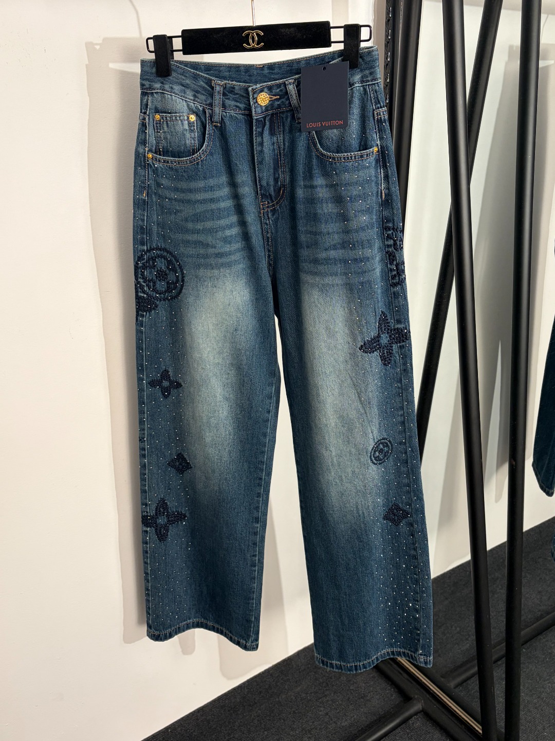 NO:755604,Style No. 20261613 LV* new model, irregular hot diamond logo three-dimensional embroidered flowers, high-waisted slim denim trousers, blue, S-XL, [M size waist 68, pants length 107; weight 0.570kg], Louis Vuitton-clothing, louis vuitton, louis vuitton,19860909款号20261613 LV*新款 不规则烫钻logo立体刺绣花朵 高腰显瘦牛仔长裤,蓝色,S-XL,【M码腰围68,裤长107；重量0.570kg】,路易威登-服装,louis vuitton,louis vuitton,,Women's clothing