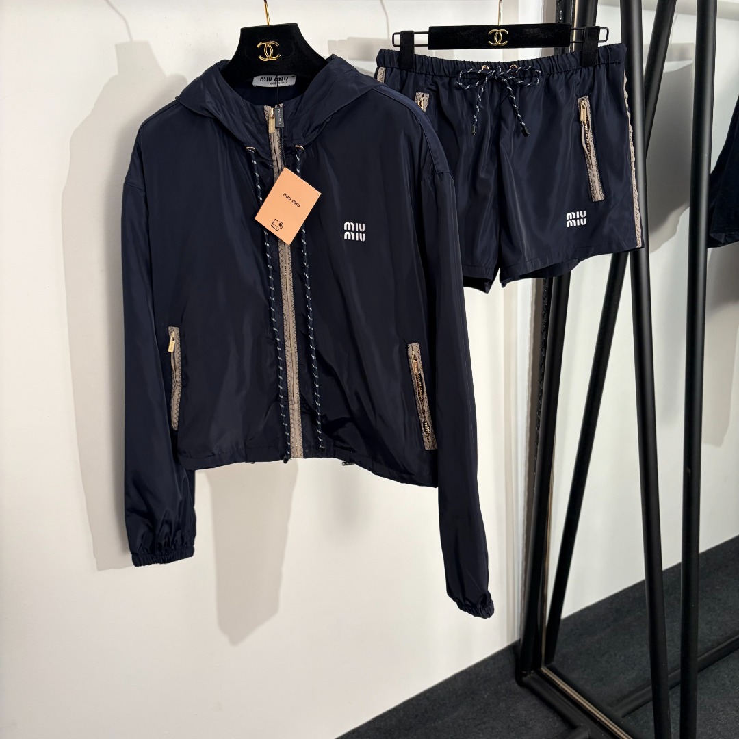NO:863594,Model number 20261619 Miumi* new sports suit, logo letter offset printed long-sleeved hooded windbreaker jacket + zipper pocket shorts, blue, red, SML, [M size shoulder width 52, chest 114, sleeve length 58, length 52; waist 70 elastic, pants length 35; weight 0.440kg], Miumiu-clothing, miumiu, shorts, jackets & coats, hats,19860909款号20261619 Miumi*新款运动套装,logo字母胶印长袖连帽风衣外套+拉链口袋短裤,蓝色,红色,SML,【M码肩宽52,胸围114,袖长58,长52；腰围70弹力,裤长35；重量0.440kg】,缪缪-服装,miumiu,shorts,jackets & coats,hats,,Women's clothing