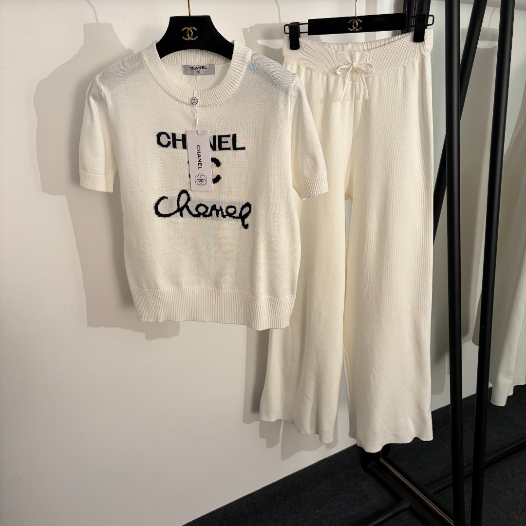 NO:755598,Model No. 20261621 Chane* new knitted sports suit, Xiaoxiang logo letter short-sleeved sweater top + high-waisted knitted trousers, off-white, black, [One size fits all shoulder width 36, bust 92, sleeve length 21, length 53; waist 60 stretch, trouser length 103; weight 0.610kg], Chanel-clothing, chanel, chanel, T-shirt,19860909款号20261621 Chane*新款针织运动套装,小香logo字母短袖针织衫上衣+高腰针织长裤,米白色,黑色,【均码肩宽36,胸围92,袖长21,长53；腰围60弹力,裤长103；重量0.610kg】,香奈儿-服装,chanel,chanel,T-shirt,,Women's clothing