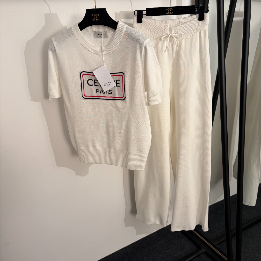 NO:755595,Model No. 20261622 Celin's latest knitted sports suit, short-sleeved sweater top with logo letters on the chest + high-waisted knitted trousers, off-white, black, [one size fits all shoulder width 36, bust 92, sleeve length 21, length 53; waist 60 elastic, trouser length 103; weight 0.610kg], Celine - Clothing, celine, celine, T-shirt,19860909款号20261622 Celin*新款针织运动套装,胸前logo字母短袖针织衫上衣+高腰针织长裤,米白色,黑色,【均码肩宽36,胸围92,袖长21,长53；腰围60弹力,裤长103；重量0.610kg】,赛琳-服装,celine,celine,T-shirt,,Women's clothing
